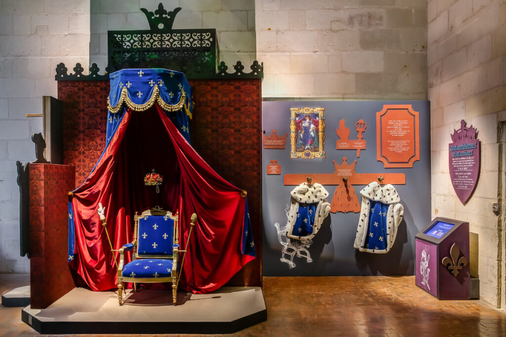 Animation Montre sur le trône à la place du Roi à Chambord